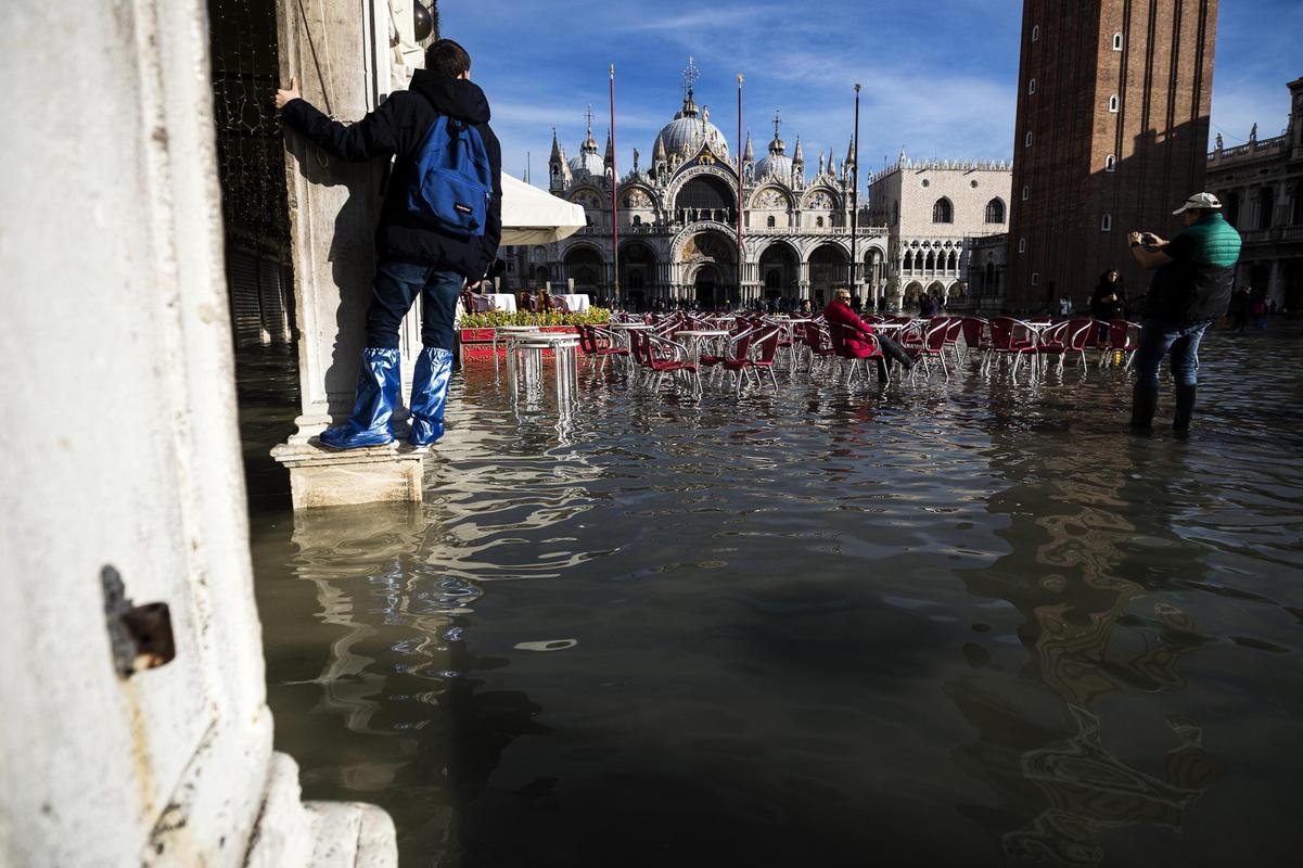 冬季威尼斯洪水原因（威尼斯冬天会结冰吗）